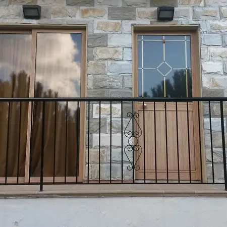 K.h.g. Stone-wood Cottages Apartament *